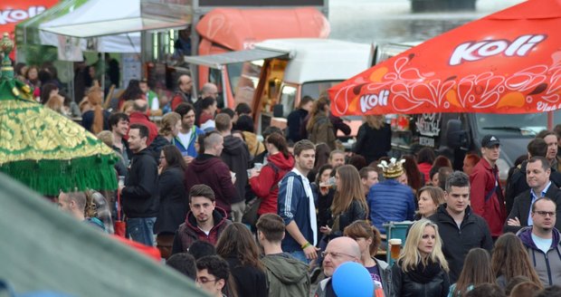 Sobotní Street Food festival praskal ve švech ještě v podvečerních hodinách.