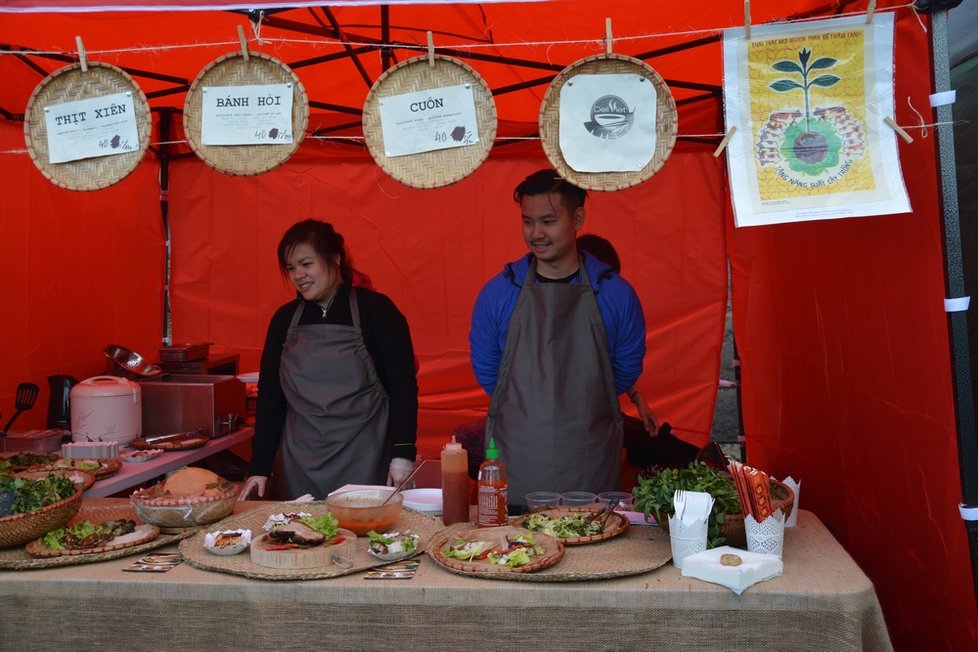 Sobotní Street Food festival praskal ve švech ještě v podvečerních hodinách.