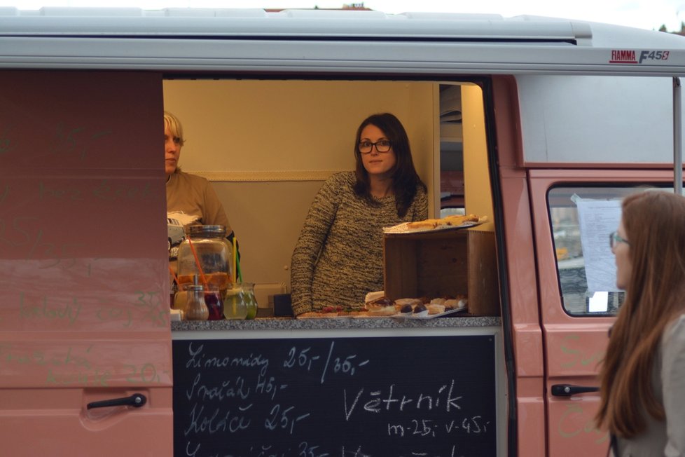 Sobotní Street Food festival praskal ve švech ještě v podvečerních hodinách.