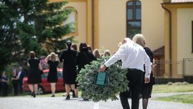 V obci Veľké Ludince se naposledy rozloučili s rodinou, která zemřela při tragické nehodě u Strekova.