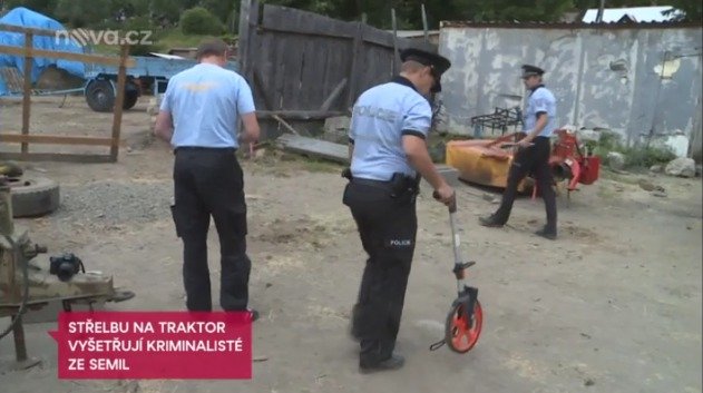 Střely chlapce v traktoru těsně minuly.