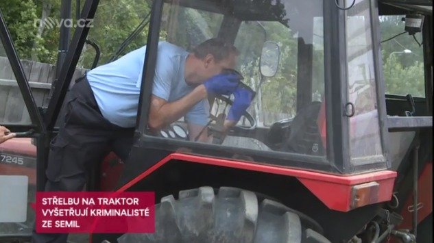 Střely chlapce v traktoru těsně minuly.