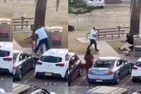 Masakr na australské pláži má svého hrdinu: Muž ve světlém triku odzbrojil střelce