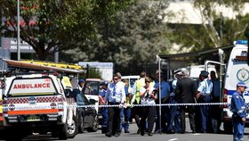 Při střelbě v továrně na jihozápadním okraji australského města Sydney zemřel jeden muž a další dva utrpěli zranění.