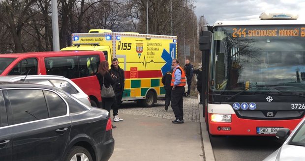 V autobuse na Smíchově se střílelo. Na místě je zraněný.