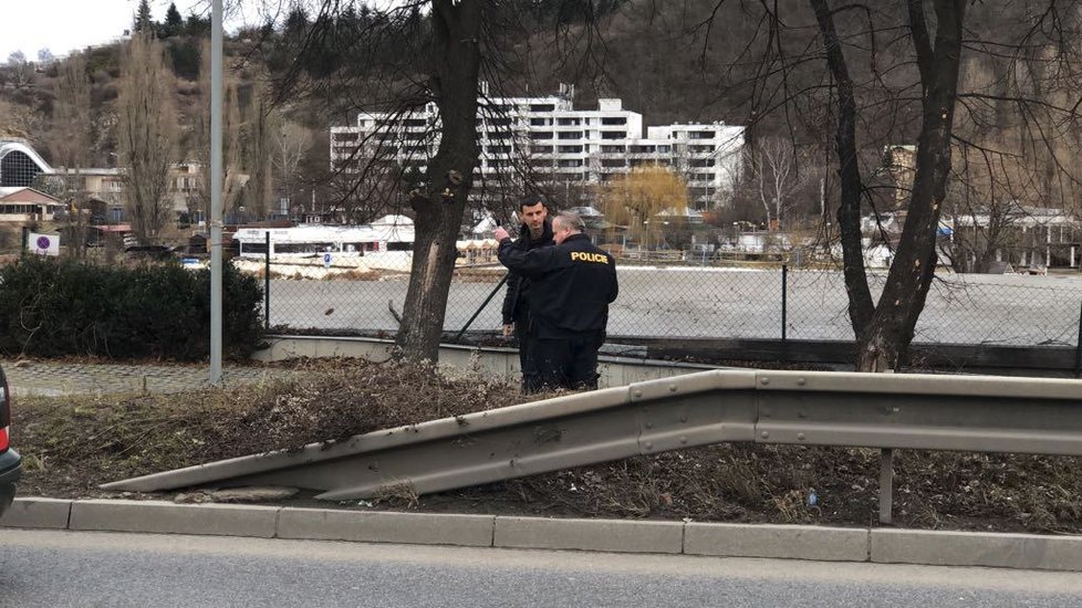 V autobuse na Smíchově se střílelo. Na místě je zraněný.