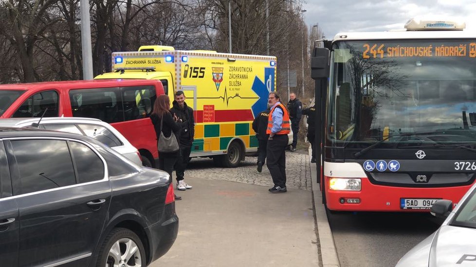 V autobuse na Smíchově se střílelo. Na místě je zraněný.