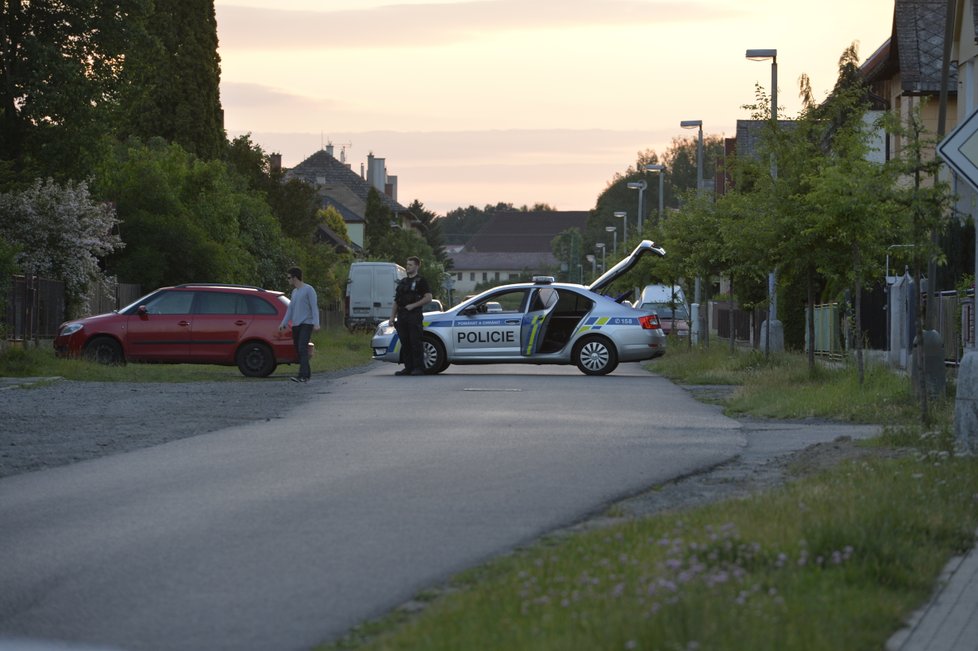 Muž zastřelil v Bělé pod Bezdězem sousedku se synem. Pak se zastřelil.