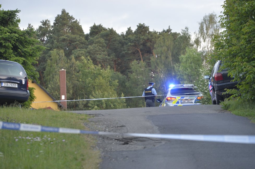 Muž zastřelil v Bělé pod Bezdězem sousedku se synem. Pak se zastřelil.