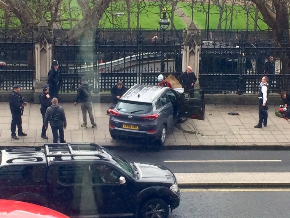 Před budovou britského parlamentu došlo k střelbě