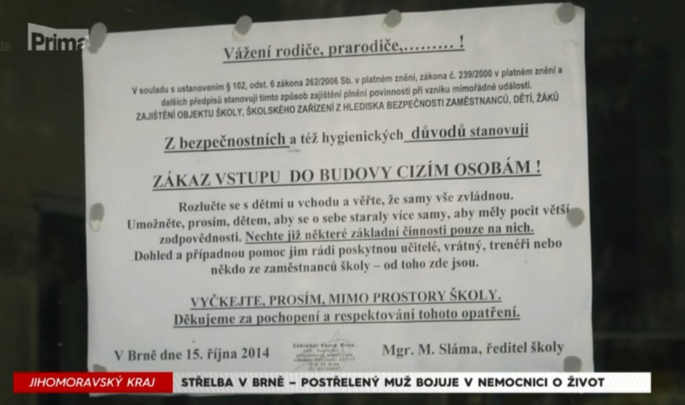 Škola nepovoluje rodičům vstup do budovy, postřelený otec se ho ale dožadoval.