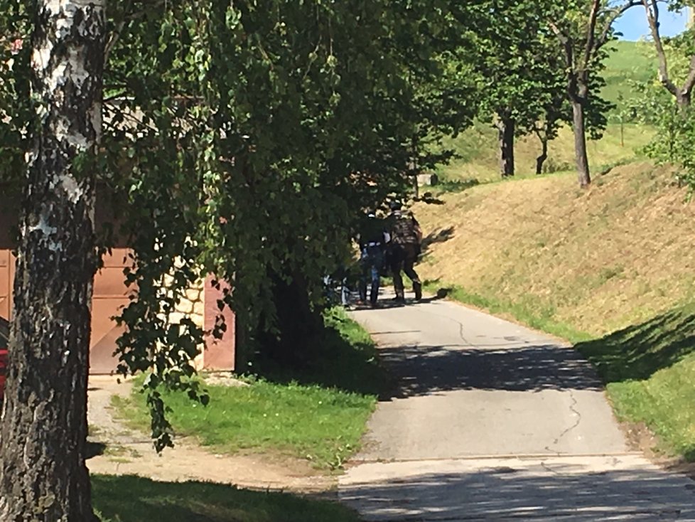 V obci Dražůvky na Hodonínsku zasahuje policie. Muž tu měl postřelit údajně místostarostu a pak se zabarikádovat v domě.