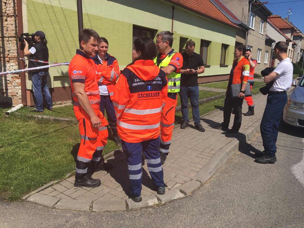 V obci Dražůvky na Hodonínsku zasahuje policie. Muž tu měl postřelit údajně místostarostu a pak se zabarikádovat v domě.