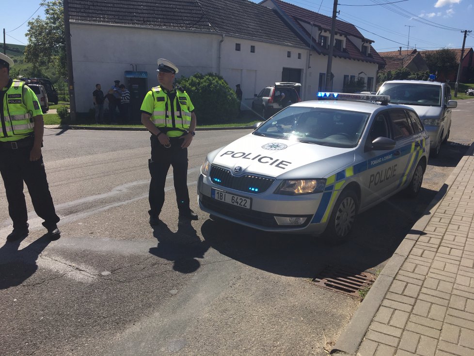 V obci Dražůvky na Hodonínsku zasahuje policie. Muž tu měl údajně postřelit  místostarostu a pak se zabarikádovat v domě.