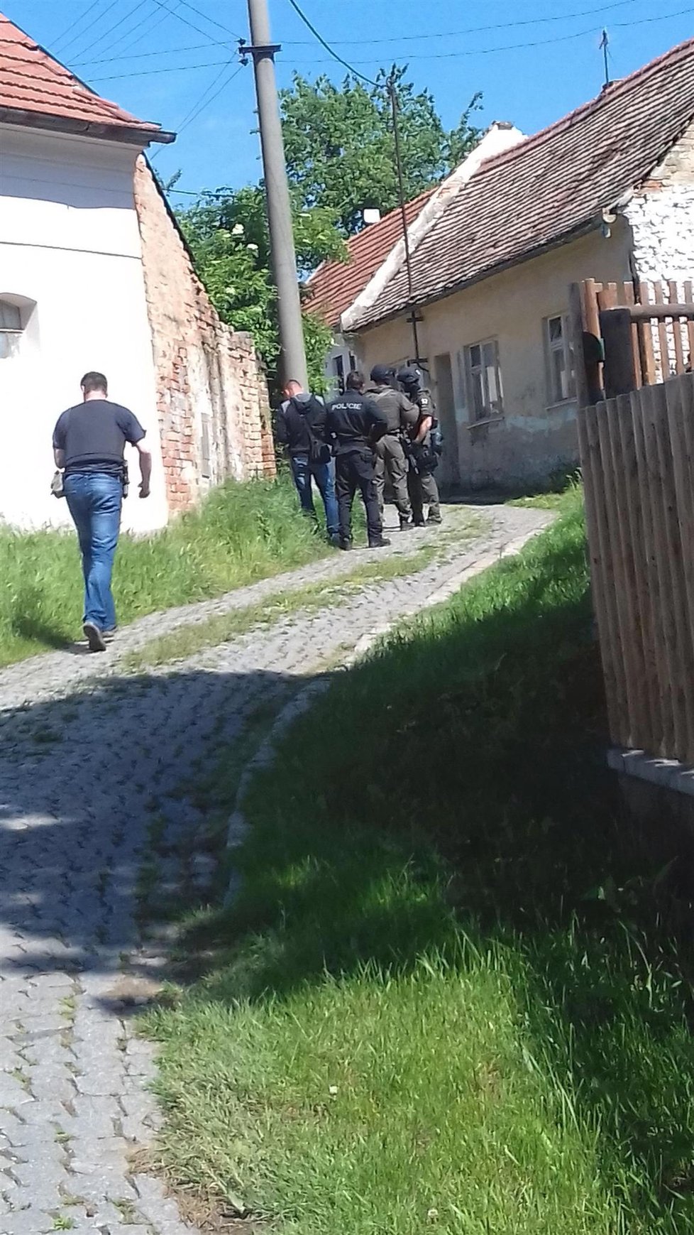V obci Dražůvky na Hodonínsku zasahuje policie. Muž tu měl postřelit údajně místostarostu a pak se zabarikádovat v domě.