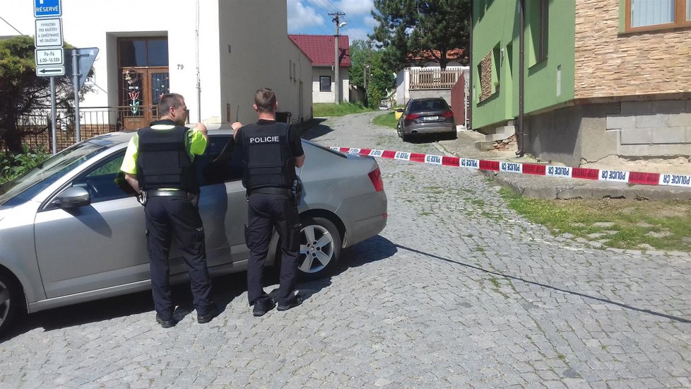 V obci Dražůvky na Hodonínsku zasahuje policie. Muž tu měl postřelit údajně místostarostu a pak se zabarikádovat v domě.