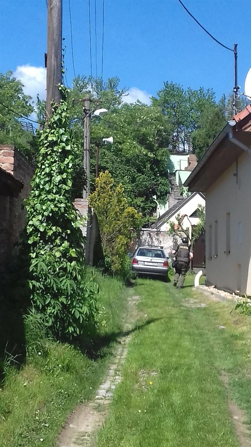 V obci Dražůvky na Hodonínsku zasahuje policie. Muž tu měl postřelit údajně místostarostu a pak se zabarikádovat v domě.