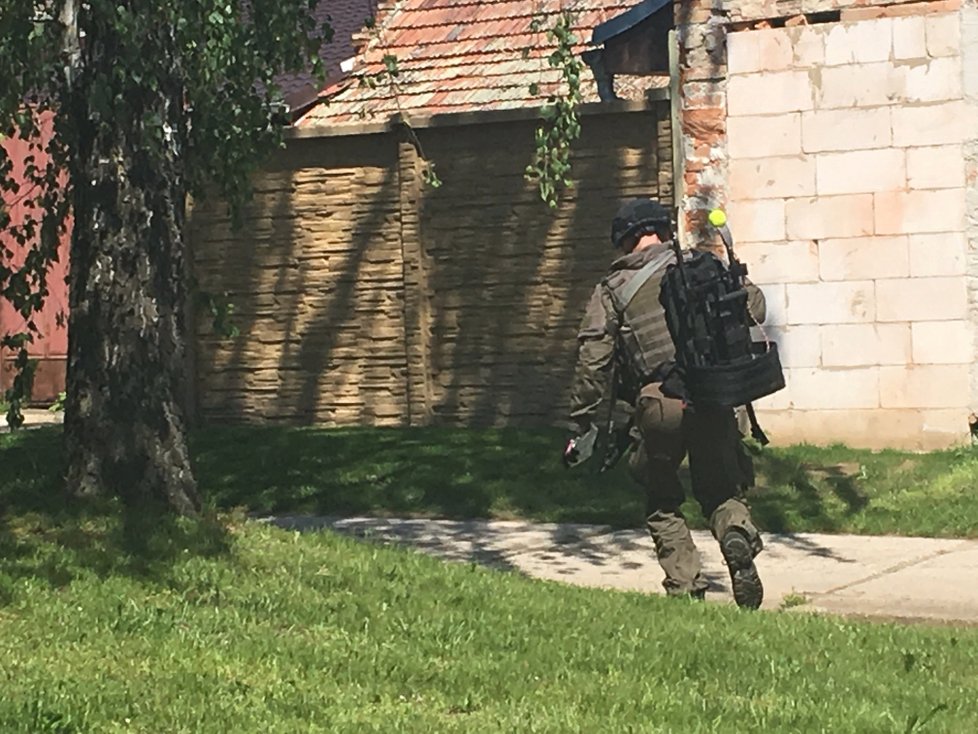 V obci Dražůvky na Hodonínsku zasahuje policie. Muž tu měl postřelit údajně místostarostu a pak se zabarikádovat v domě.