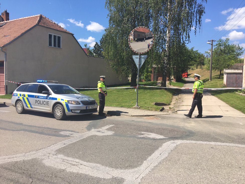 V obci Dražůvky na Hodonínsku zasahuje policie. Muž tu měl postřelit údajně místostarostu a pak se zabarikádovat v domě.