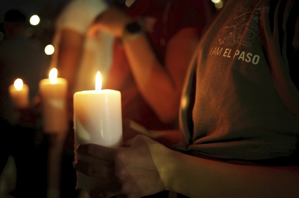 Truchlící dav se sešel u Texaské střední školy, aby uctil památku obětí masakru