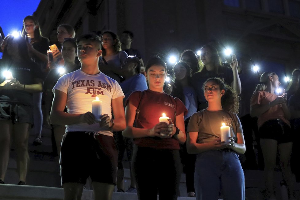 Truchlící dav se sešel u Texaské střední školy, aby uctil památku obětí masakru