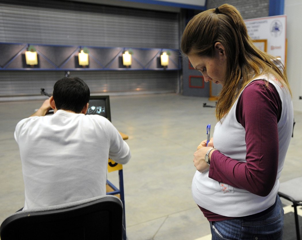 2009. Kateřina Emmons na střelnici v Plzni, tehdy čekala svoji první dceru Julii.