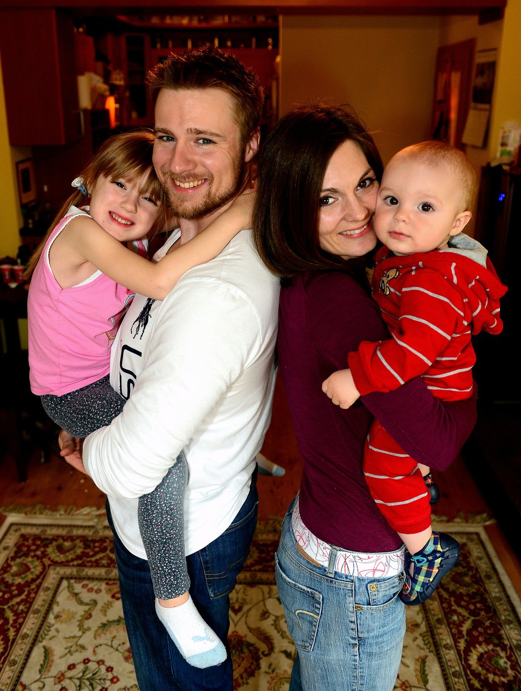2014. Rozrůstající se rodina Emmonsů. Dcera Julie, manžel Matt, Kateřina Emmons a syn-Martin.