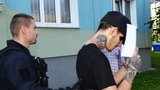 Drama v Plzni! Tři mladíci zaútočili na exekutory pistolí a obušky: Mají zraněnou hlavu