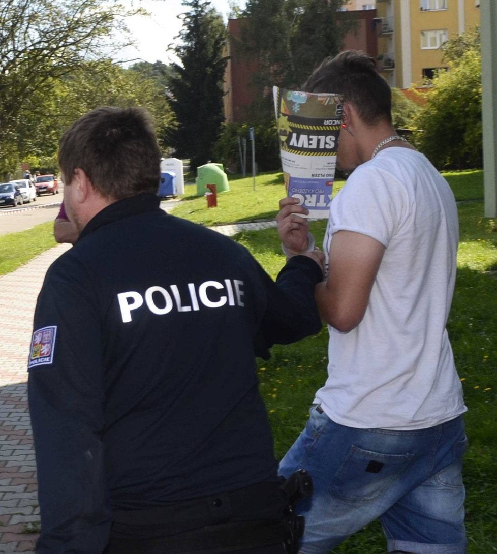 Na dva exekutory v Plzni zaútočila plynovou pistolí a teleskopickým obuškem trojice mladíků.