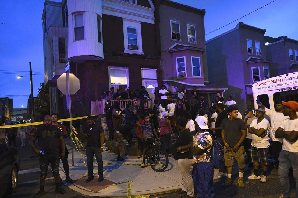 Střelec ve středu ve Filadelfii zranil 6 zasahujících policistů.