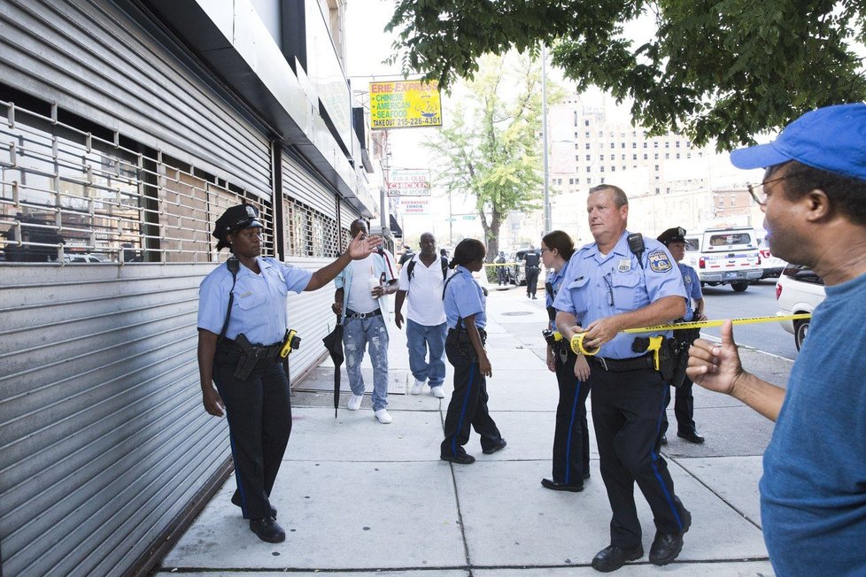 Střelec ve středu ve Filadelfii zranil 6 zasahujících policistů.