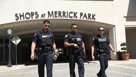 Policisté před obchodním domem Merrick Park na Floridě