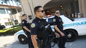 Policisté před obchodním domem Merrick Park na Floridě