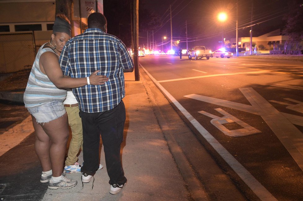 Při střelbě v gay klubu v Orlandu Omar Mateen zabil 49 lidí. Na foto přeživší útoku.