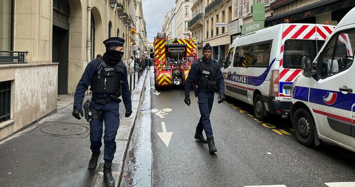 Střelba v Paříži: Dva mrtví a nejméně 4 zranění. Podezřelého muže zadržela policie
