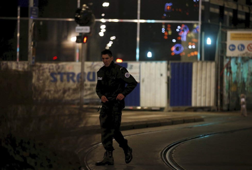 Hlídkující policisté v ulicích Štrasburku poté, co v něm došlo na vánočních trzích ke střelbě.