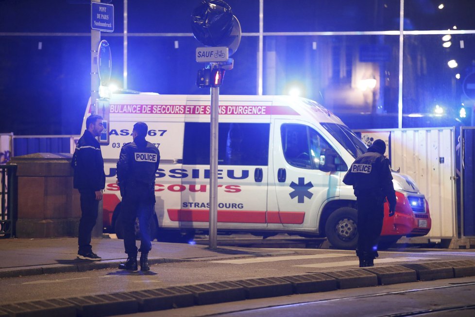 Hlídkující policisté v ulicích Štrasburku poté, co v něm došlo na vánočních trzích ke střelbě.