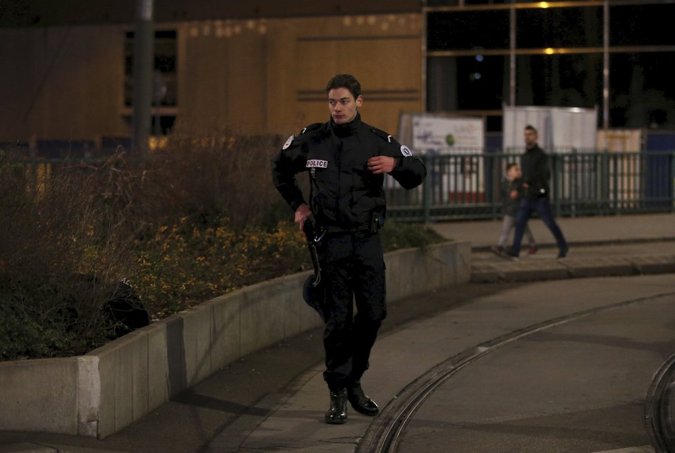 Hlídkující policisté v ulicích Štrasburku poté, co v něm došlo na vánočních trzích ke střelbě