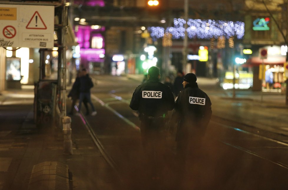 Hlídkující policisté v ulicích Štrasburku poté, co v něm došlo na vánočních trzích ke střelbě.