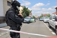 Zemřel muž, který v Hostivaři zavraždil svou exmanželku. Po pokusu o sebevraždu ležel v nemocnici pět dní