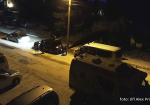 V bytovém domě v Hrušovanech u Brna se střílelo. Na místě zasahovala policie i záchranáři.