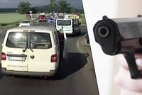 Řidič, který střílel poté, co na něj zatroubil kamioňák: Už po něm jde policie!