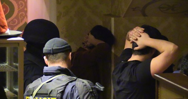Hádka cizinců skončila střelbou: Do podniku v centru Prahy vtrhli policisté