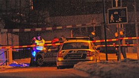 Policisté okolí domu v ulici Za Zámečkem uzavřeli