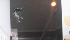 Šok zažily včera odpoledne prodavačky v prodejně Tescoma v centru Strakonic. Někdo střílel pistolí do výlohy obchodu.