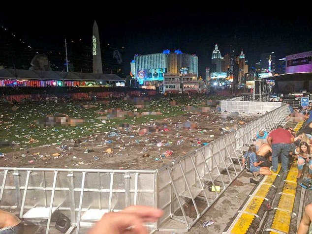 Při střelbě v Las Vegas zahynuly desítky lidí.