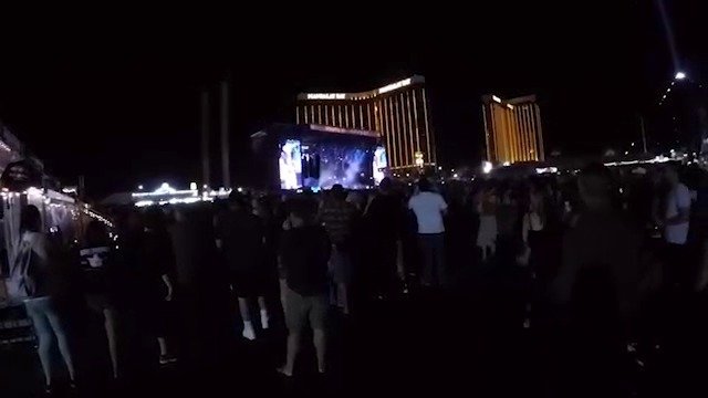 Při střelbě v Las Vegas zahynuly desítky lidí.