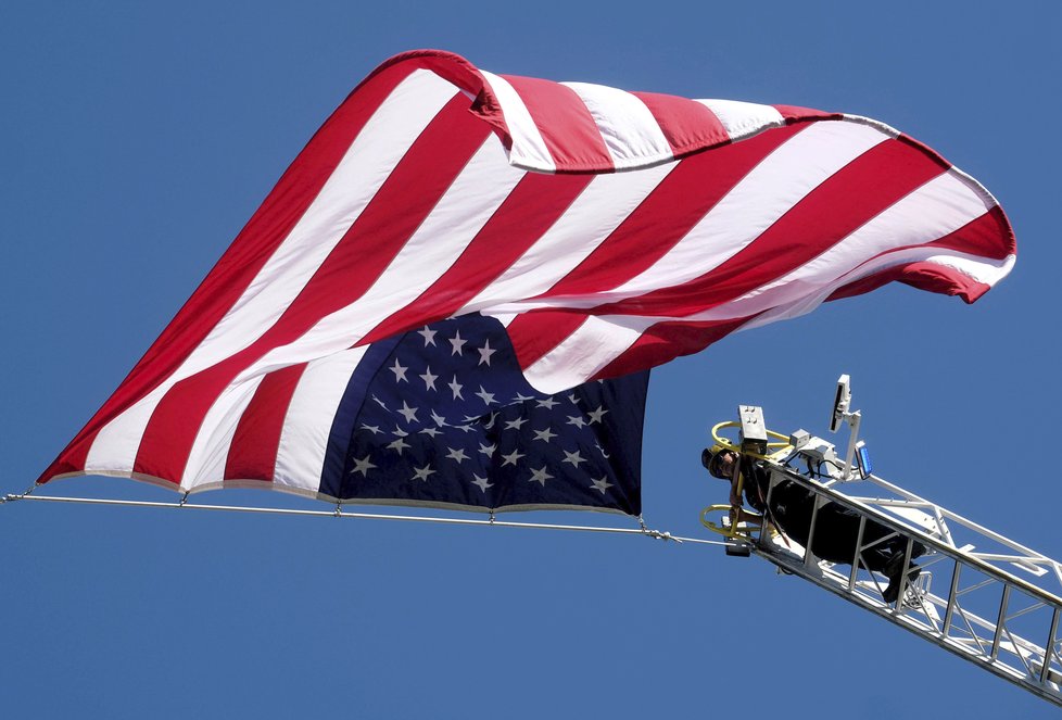 USA se loučí s obětmi masové vraždy v městečku poblíž Los Angeles. Zemřeli při střelbě v country klubu při útoku bývalého vojáka