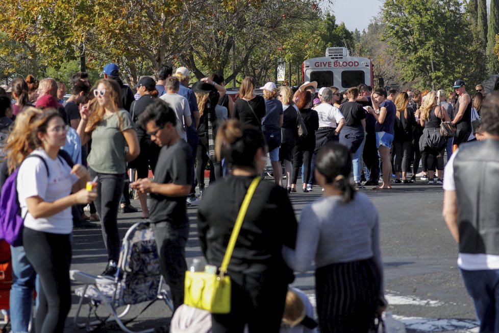 USA se loučí s obětmi masové vraždy v městečku poblíž Los Angeles. Zemřeli při střelbě v country klubu při útoku bývalého vojáka