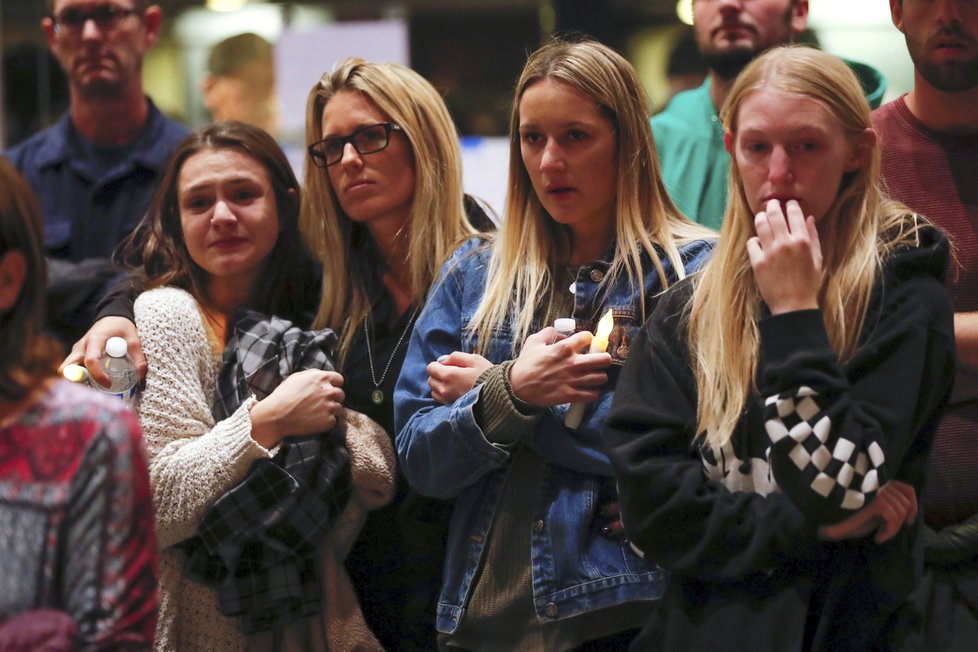 USA se loučí s obětmi masové vraždy v městečku poblíž Los Angeles. Zemřeli při střelbě v country klubu při útoku bývalého vojáka